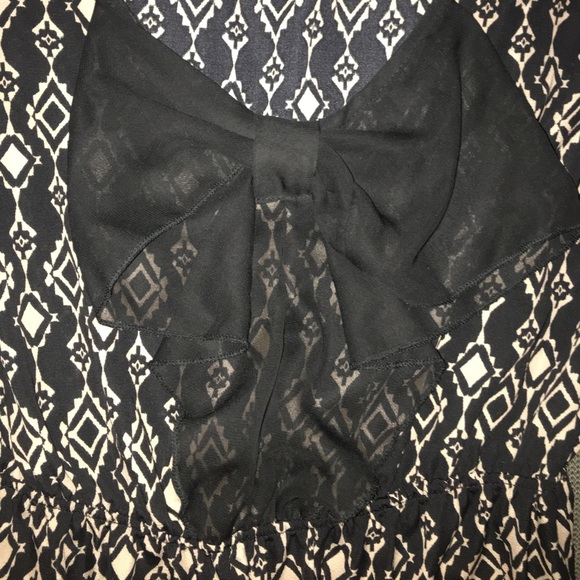 Amazing romper with Detailed sheer bow back design - Picture 3 of 4