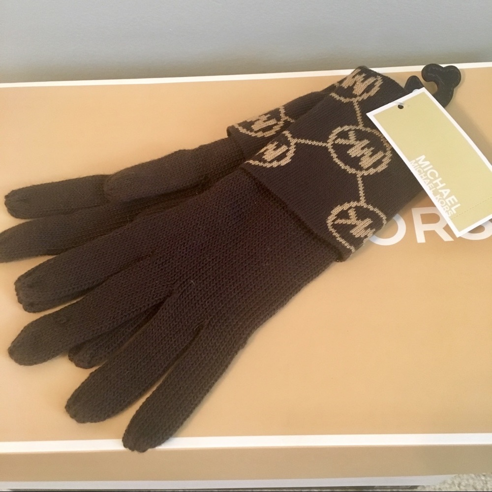 NWT Michael Kors MK logo Knit Gloves. Dark Brown