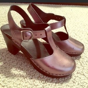 Sven Swedish T-Strap Clogs fit like 8.5 pewter
