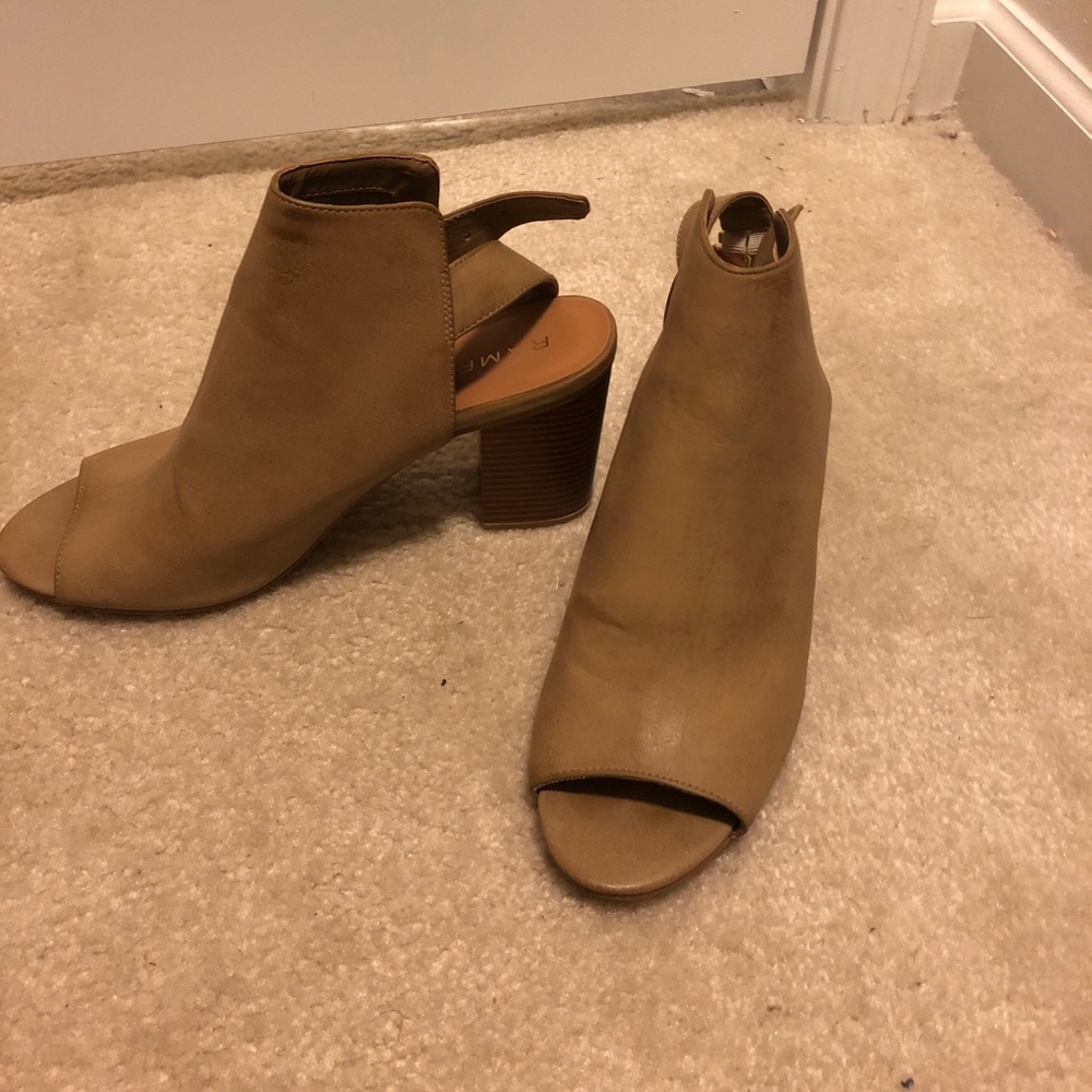 Peep toe bootie