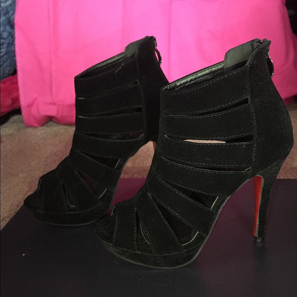 Strappy black heel