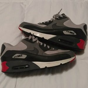Mens size 9 Nike Air Max shoes/holding