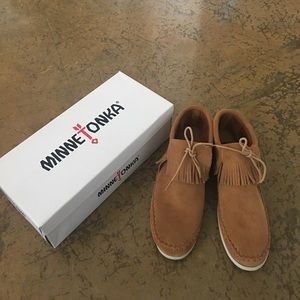 NIB Women’s Minnetonka Venice in Taupe