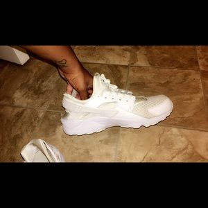 ALL WHITE NIKE HUARACHES, men’s