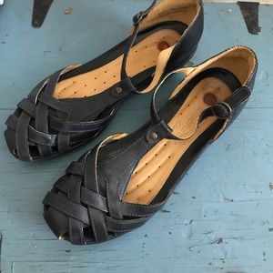 Clark’s Black  t-strap woven Mary Jane