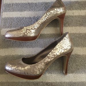 Mods gold textured heels