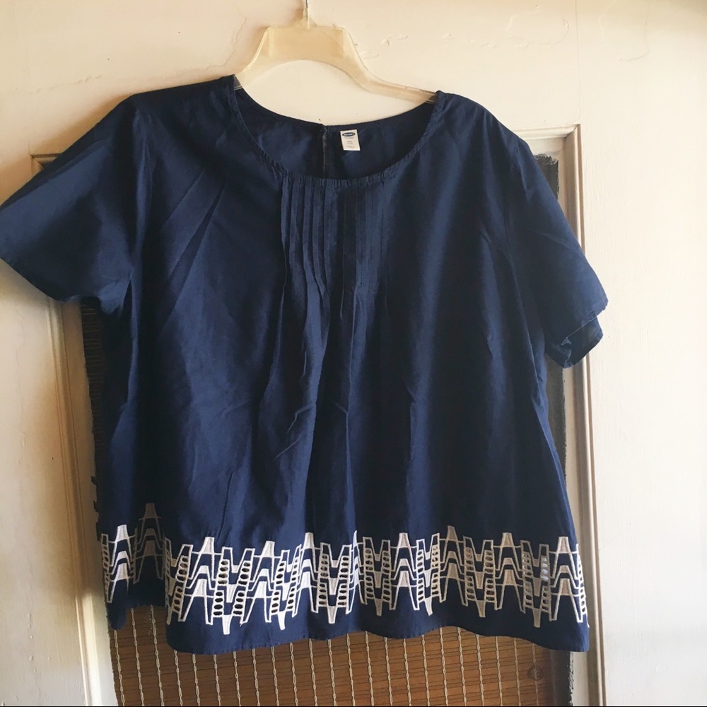 Short-sleeve cotton top with embroidered hem