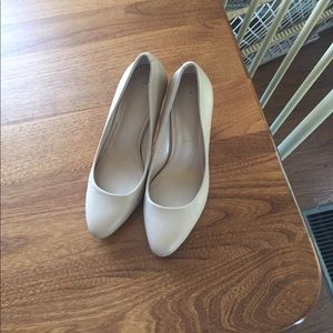 Banana Republic nude pumps