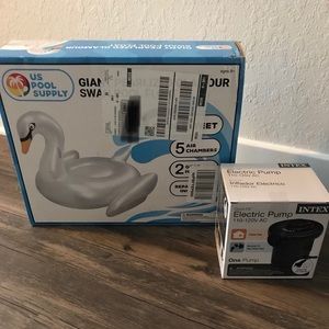 75” Pearlized Swan Float AND Electric Pump