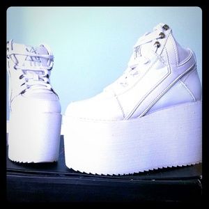 YRU qozmo, brand new with box, white, size 6