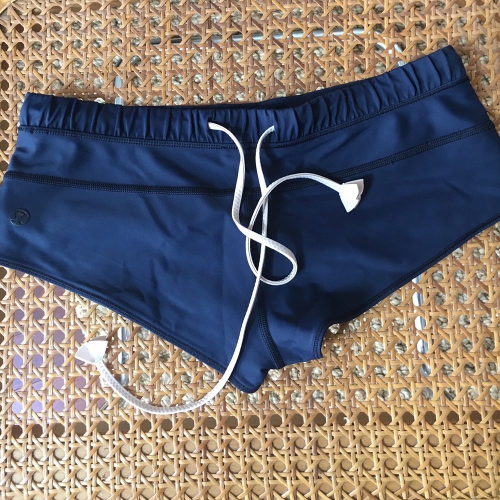 Lululemon surf to sand boy shorts