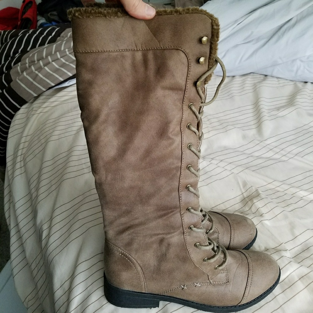 Qupid Faux fur lined lace up boots