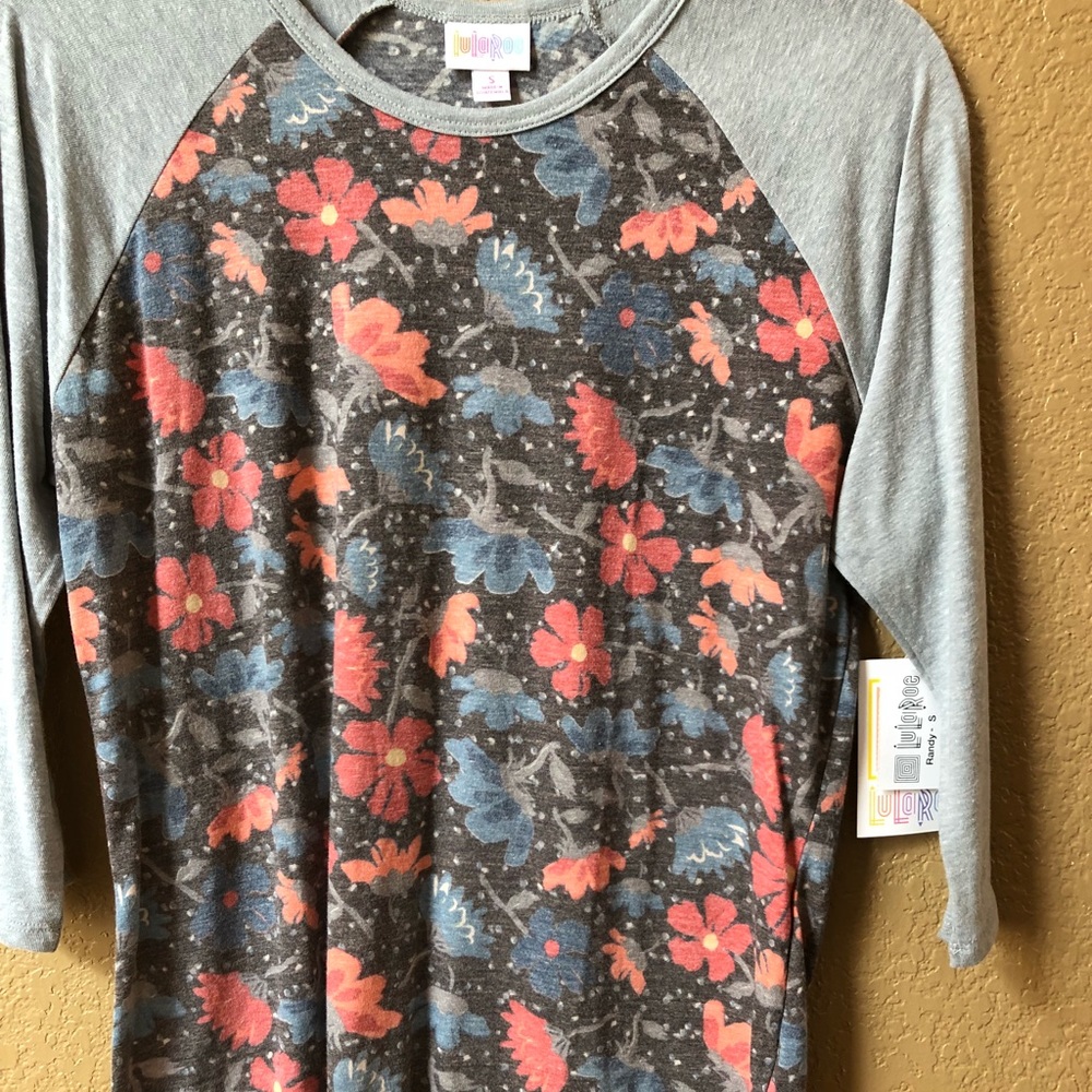 NWT Lularoe Randy Tee. Size Small.