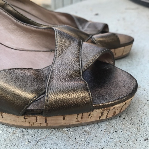 Colin Stewart open toe gold metallic wedges 8.5 - Picture 2 of 8