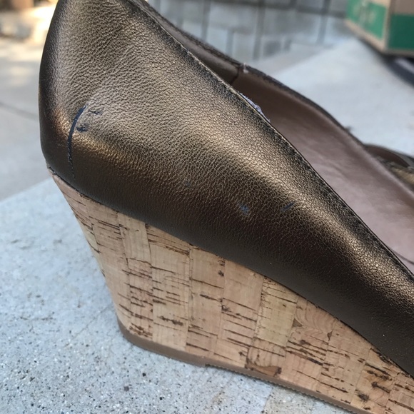 Colin Stewart open toe gold metallic wedges 8.5 - Picture 3 of 8