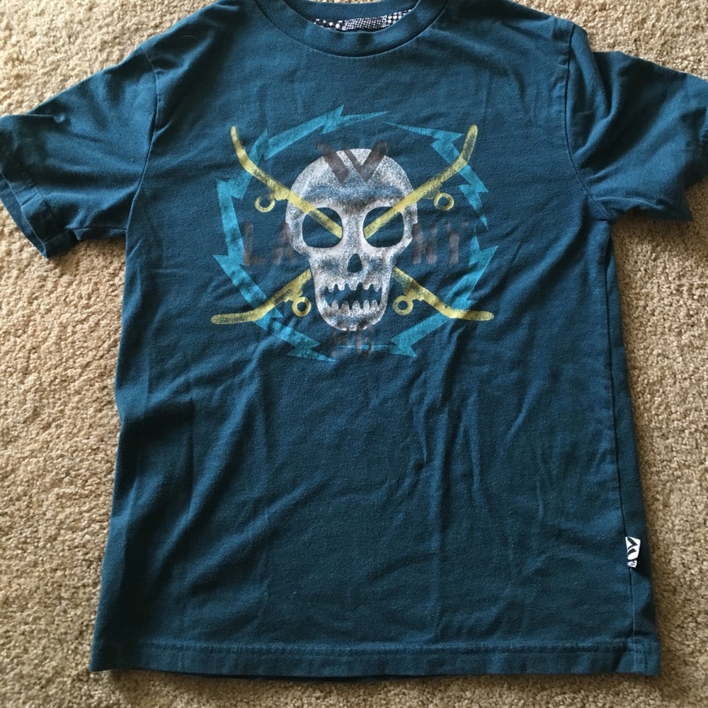 t-shirt skull with skateboard crosses sz 8/10
