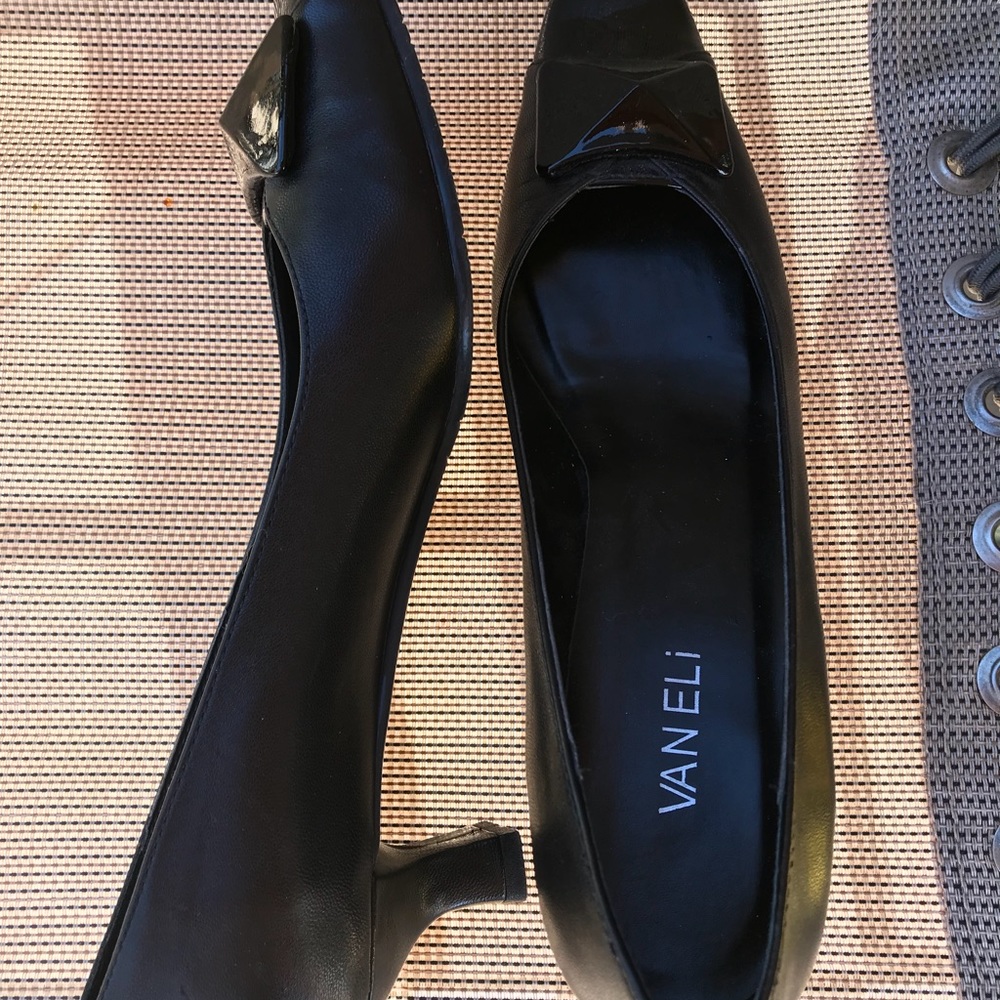 VanEli women’s shoes 8 1/2 NARROW 1 1/2 heel