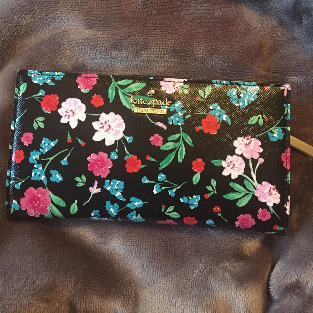 Gorgeous authentic Kate Spade wallet.