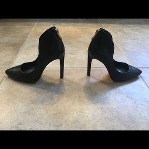 Black BCBG Generation heals, sz 6, zipper back