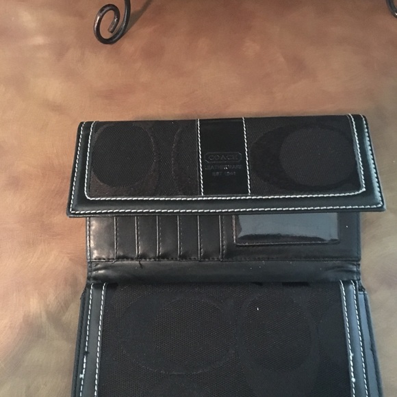 Signature Coach Wallet - Picture 2 of 4