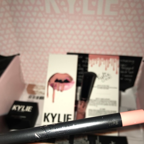 Kylie Jenner “PENELOPE” Lip Kit - Picture 3 of 4