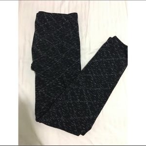 BLACK LEGGINGS WITH WHITE DESIGN *SUPER SOFT*