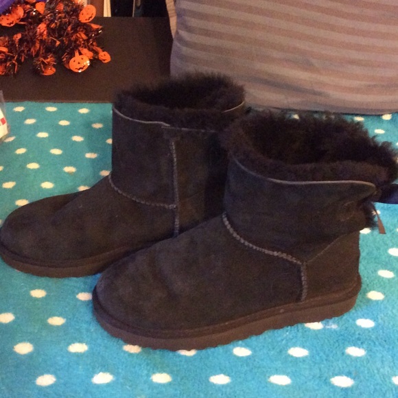 ❌SOLD ❌ 🎀Like New- Black Uggs Bailey Bow Boots🎀 - Picture 2 of 4