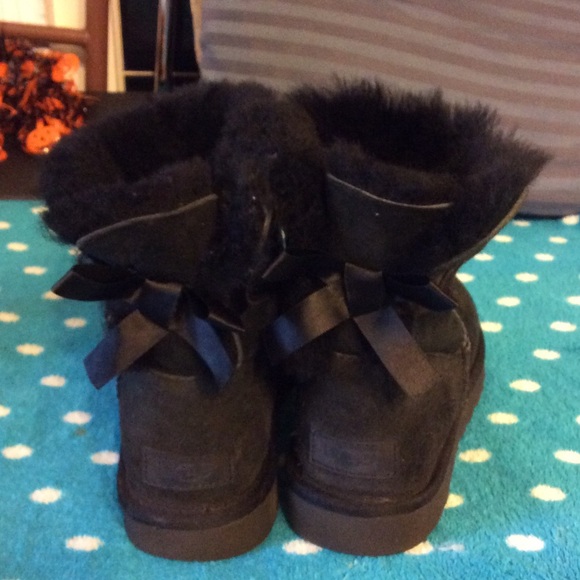 ❌SOLD ❌ 🎀Like New- Black Uggs Bailey Bow Boots🎀 - Picture 3 of 4