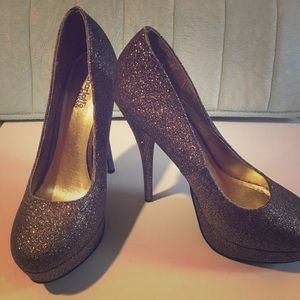Sparkly heels 👠