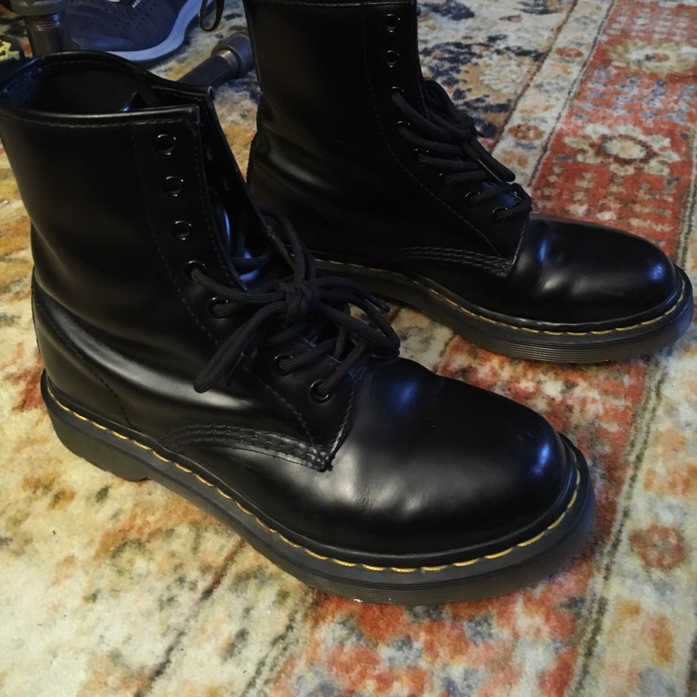 Women’s 8 Doc Marten 8 eye boot 1460s