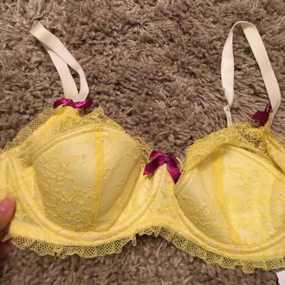 Demi bra Victoria’s Secret
