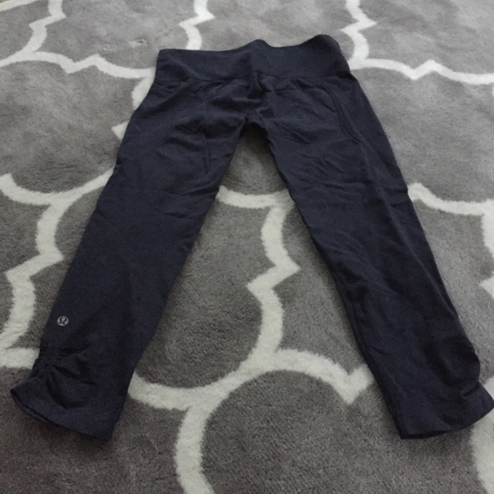 Lululemon Size 8 Navy Blue Crops EUC