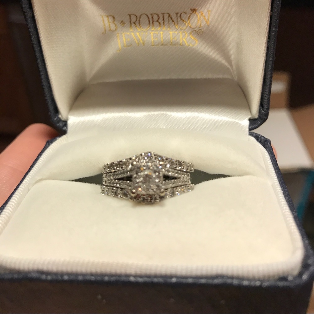 Wedding ring with soldered band