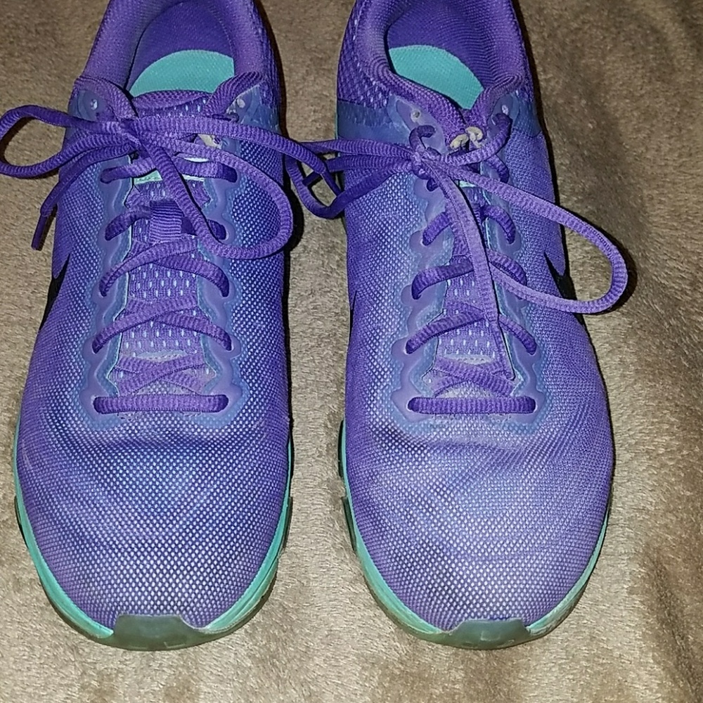 Tennis shoes