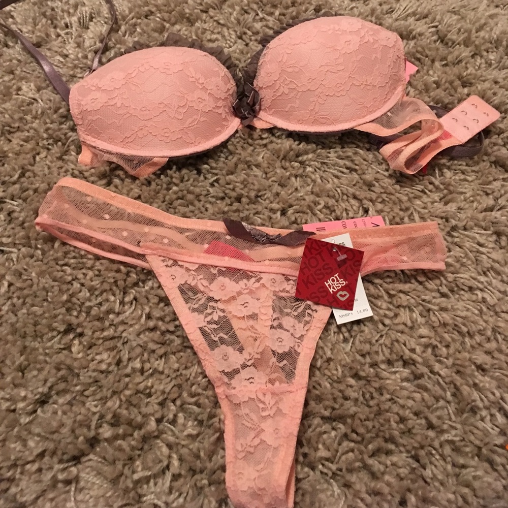 New with tags bra and panty set 34C small