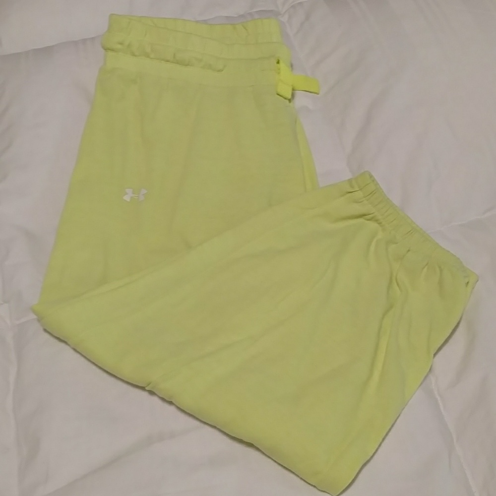 ❇️SOLD❇️ Under Armour comfy/thin capris