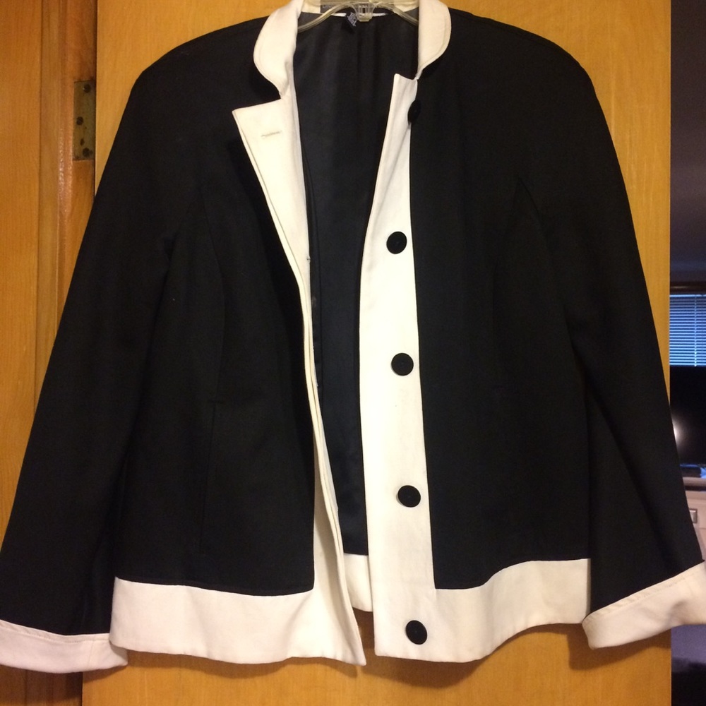 Gorgeous black & wt jacket Can be worn many ways