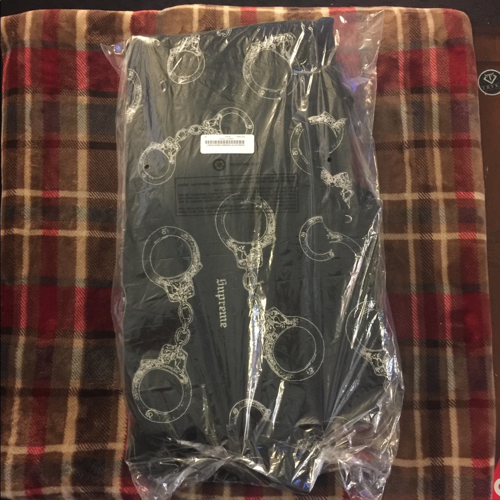 FW 17 supreme handcuff hoody black and white DSWT