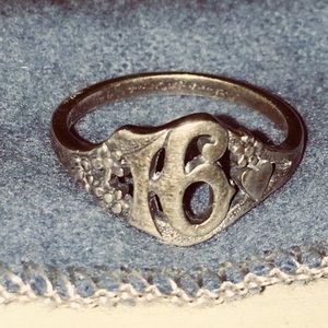 🔥FINAL SALE🔥*RETIRED* Rare James Avery ring, 16