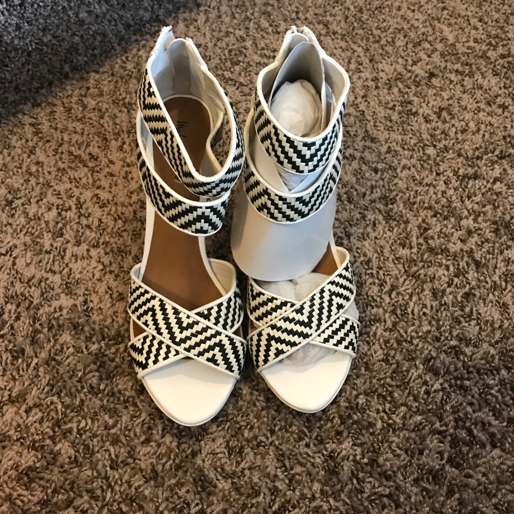 NWOT Michael Antonio black and white heels size 11