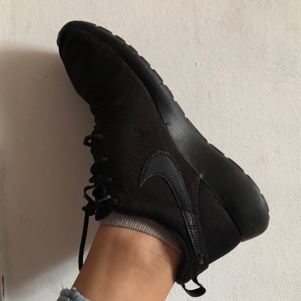 Black nike roshe runs