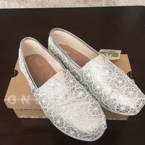 Classic Silver Crochet Glitter TOMs Girls 4.5