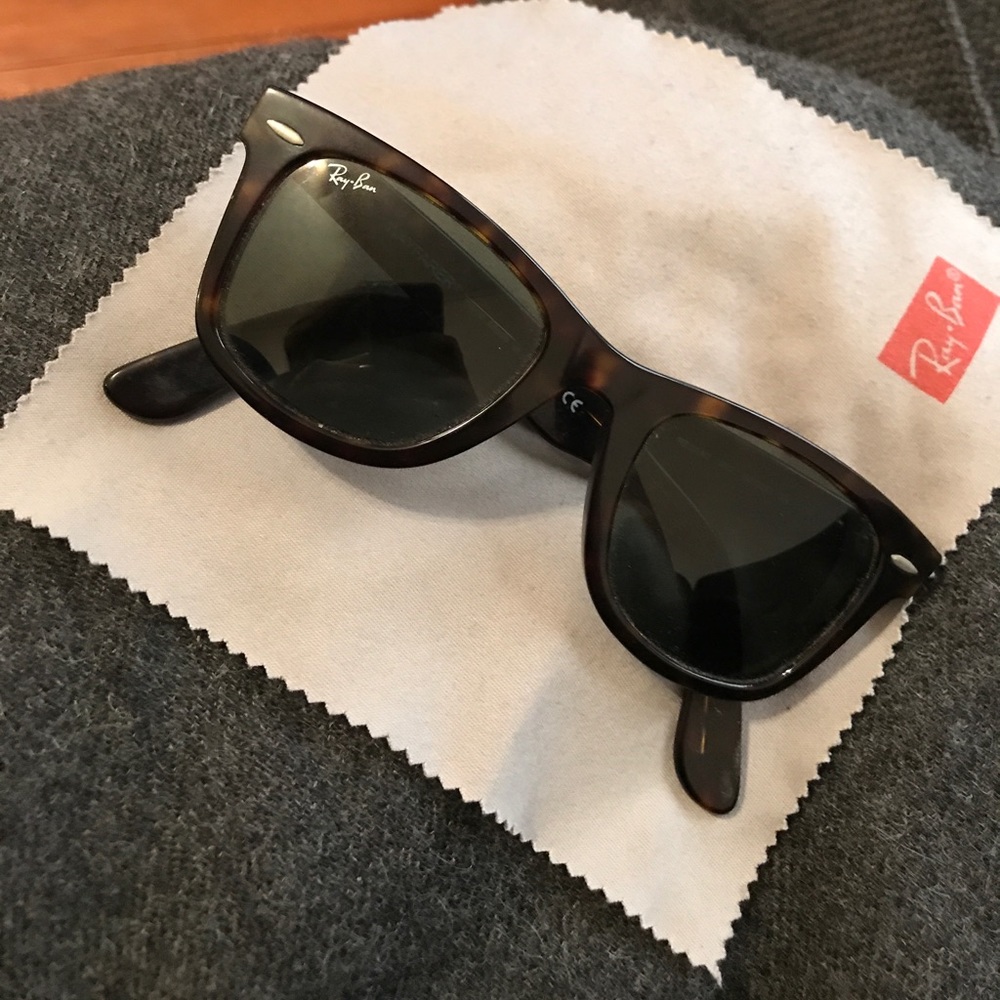 Men’s tortoise wayfarer sunglasses.