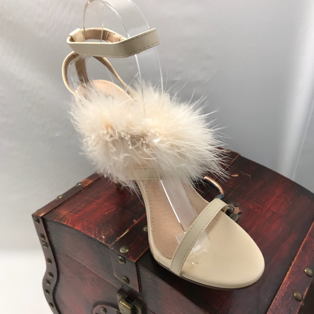 NWOB Cape Robbin Women’s Open Toe Feathered Sandal