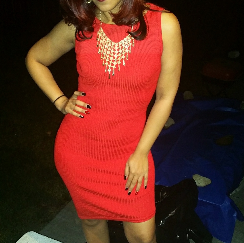 🚫SOLD. 👗Red Form Fitting Dress