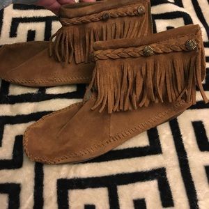 Minnetonka size 8 ankle fringe boots