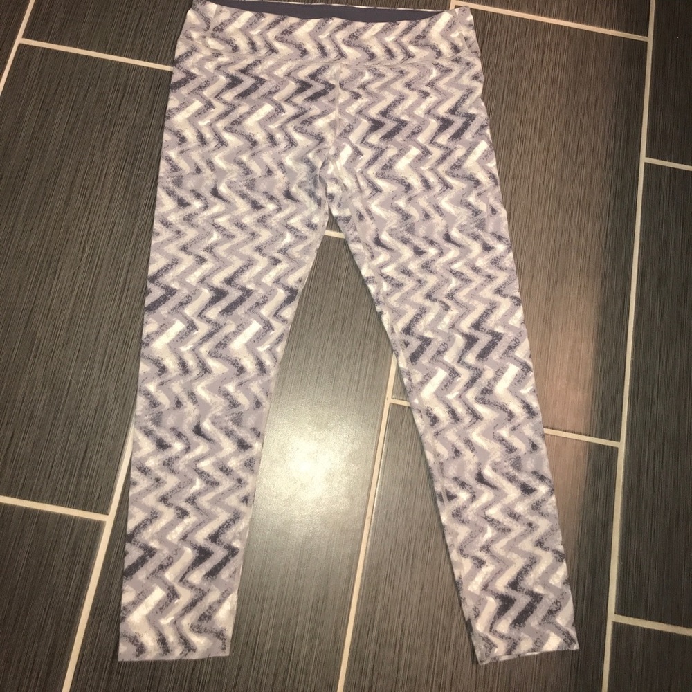 White and grey patterned workout leggings