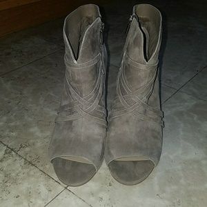 New8.5 Vince Camuto Tan Suede Peep Toe boot heels