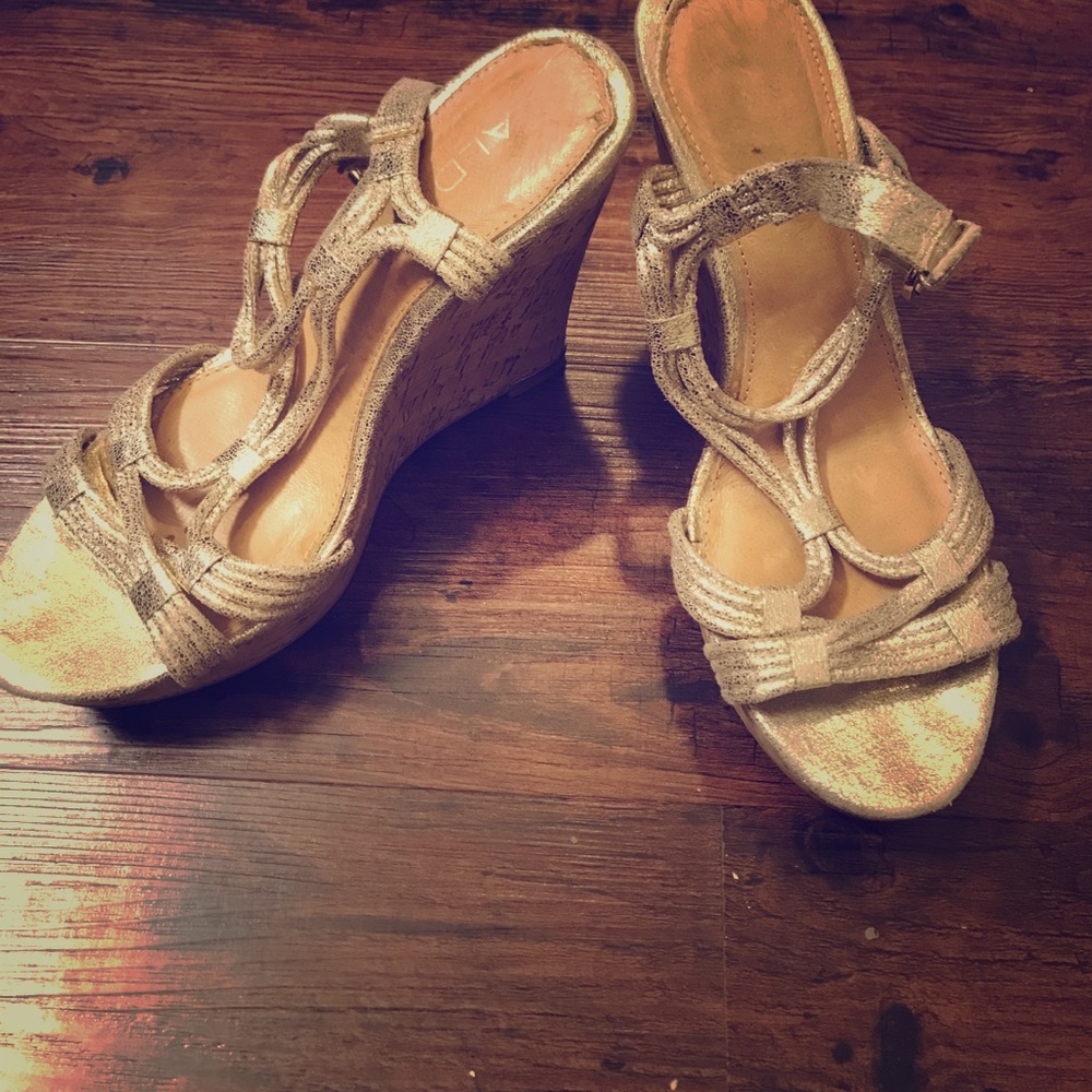 Gold shiny wedges