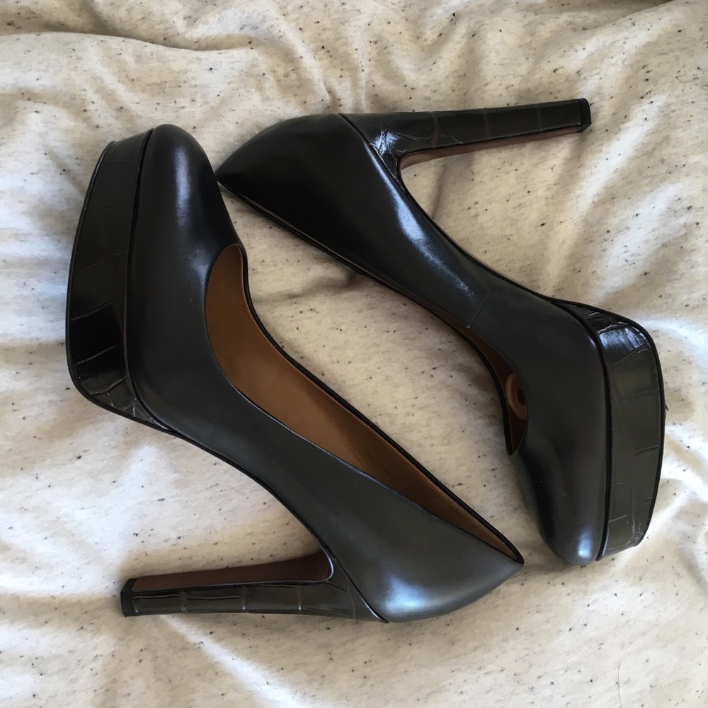 Elie Tahari - Croc Leather Brown + Black Pumps